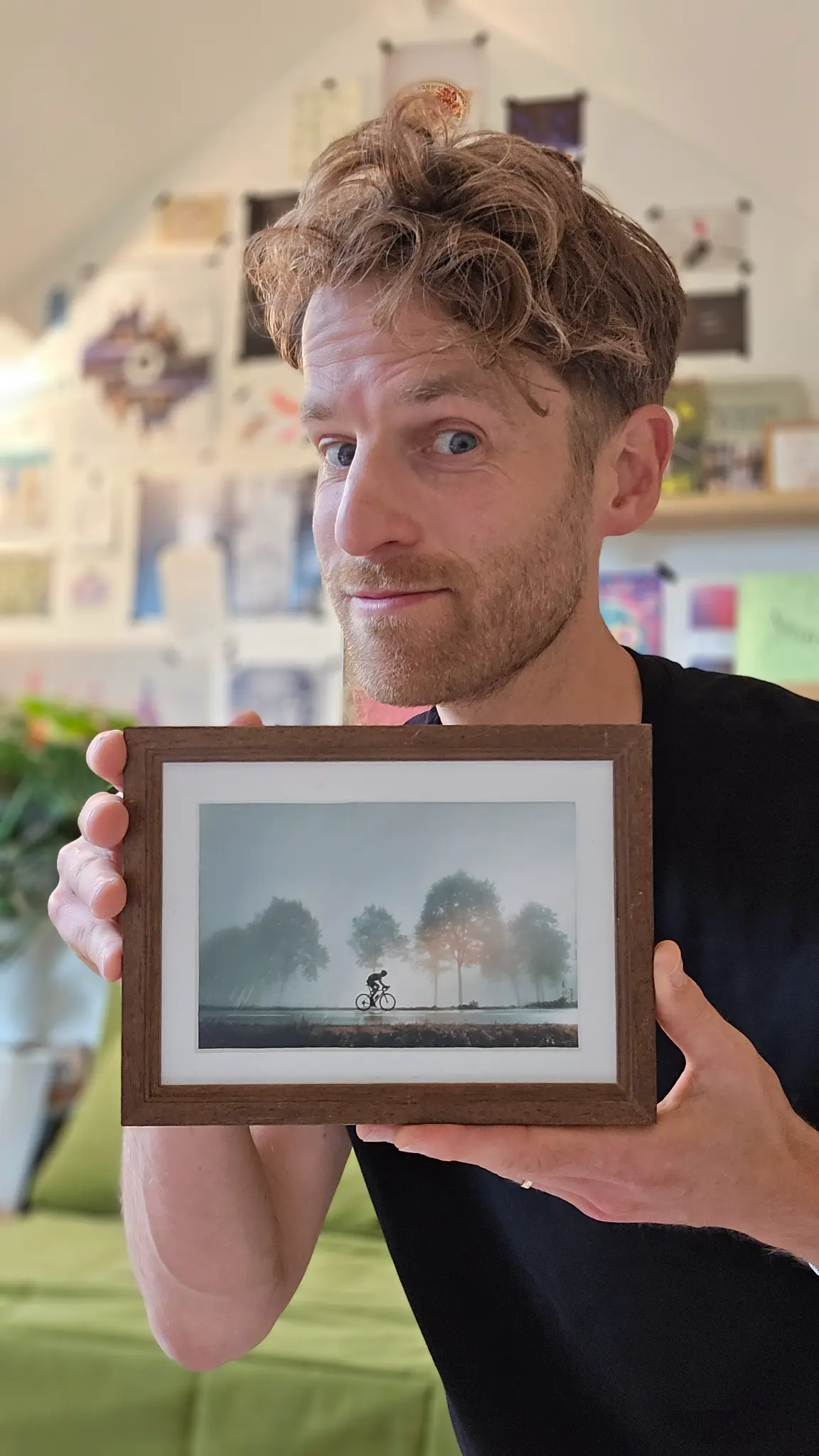 AI gegenereerd, ingelijst, uitgeprint. Hangt nu gewoon aan de muur.